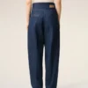 Jeans blu in cotone con cintura avvolgente e vestibilità a palloncino Jeans blu in cotone con cintura avvolgente e vestibilità a palloncino