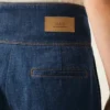 Jeans blu in cotone con cintura avvolgente e vestibilità a palloncino Jeans blu in cotone con cintura avvolgente e vestibilità a palloncino