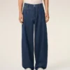 Jeans blu in cotone dal taglio a palloncino Jeans blu in cotone dal taglio a palloncino