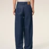 Jeans blu in cotone dal taglio a palloncino Jeans blu in cotone dal taglio a palloncino