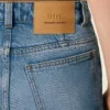 Jeans in cotone blu dal taglio classico Jeans in cotone blu dal taglio classico