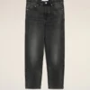 Jeans in cotone nero dal taglio affusolato Jeans in cotone nero dal taglio affusolato