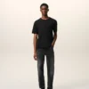 Jeans in cotone nero dal taglio affusolato Jeans in cotone nero dal taglio affusolato