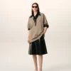 Maglia a maniche corte in lana beige con scollo a V Maglia a maniche corte in lana beige con scollo a V