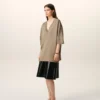 Maglia a maniche corte in lana beige con scollo a V Maglia a maniche corte in lana beige con scollo a V