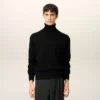 Maglia Ami de Coeur con collo alto in lana nera Maglia Ami de Coeur con collo alto in lana nera