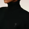 Maglia Ami de Coeur con collo alto in lana nera Maglia Ami de Coeur con collo alto in lana nera