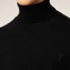Maglia Ami de Coeur con collo alto in lana nera Maglia Ami de Coeur con collo alto in lana nera