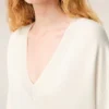 Maglia bianca in lana a maniche corte con scollo a V Maglia bianca in lana a maniche corte con scollo a V