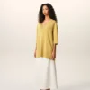 Maglia gialla a maniche corte in lana con scollo a V Maglia gialla a maniche corte in lana con scollo a V