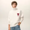Maglione a collo a imbuto in lana naturale con Ami de Coeur a contrasto Maglione a collo a imbuto in lana naturale con Ami de Coeur a contrasto