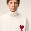 Maglione a collo a imbuto in lana naturale con Ami de Coeur a contrasto Maglione a collo a imbuto in lana naturale con Ami de Coeur a contrasto