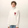 Maglione a collo a imbuto in lana naturale con Ami de Coeur a contrasto Maglione a collo a imbuto in lana naturale con Ami de Coeur a contrasto