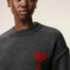 Maglione a girocollo in lana grigia con Ami de Coeur a contrasto Maglione a girocollo in lana grigia con Ami de Coeur a contrasto