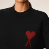 Maglione a girocollo in lana nera con Ami de Coeur a contrasto Maglione a girocollo in lana nera con Ami de Coeur a contrasto