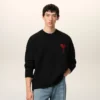 Maglione a girocollo in lana nera con Ami de Coeur a contrasto Maglione a girocollo in lana nera con Ami de Coeur a contrasto