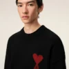 Maglione a girocollo in lana nera con Ami de Coeur a contrasto Maglione a girocollo in lana nera con Ami de Coeur a contrasto
