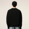 Maglione a girocollo in lana nera con Ami de Coeur a contrasto Maglione a girocollo in lana nera con Ami de Coeur a contrasto