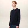 Maglione blu in lana a girocollo con Ami de Coeur a contrasto Maglione blu in lana a girocollo con Ami de Coeur a contrasto