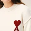 Maglione girocollo in lana naturale con Ami de Coeur a contrasto Maglione girocollo in lana naturale con Ami de Coeur a contrasto