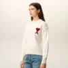 Maglione girocollo in lana naturale con Ami de Coeur a contrasto Maglione girocollo in lana naturale con Ami de Coeur a contrasto