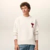 Maglione girocollo in lana naturale con Ami de Coeur a contrasto Maglione girocollo in lana naturale con Ami de Coeur a contrasto