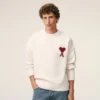 Maglione girocollo in lana naturale con Ami de Coeur a contrasto Maglione girocollo in lana naturale con Ami de Coeur a contrasto