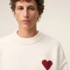 Maglione girocollo in lana naturale con Ami de Coeur a contrasto Maglione girocollo in lana naturale con Ami de Coeur a contrasto