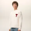 Maglione girocollo in lana naturale con Ami de Coeur a contrasto Maglione girocollo in lana naturale con Ami de Coeur a contrasto