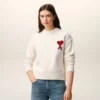 Maglione girocollo in lana naturale con Ami de Coeur a contrasto Maglione girocollo in lana naturale con Ami de Coeur a contrasto