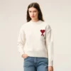 Maglione girocollo in lana naturale con Ami de Coeur a contrasto Maglione girocollo in lana naturale con Ami de Coeur a contrasto