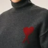 Maglione grigio in lana con collo a imbuto e Ami de Coeur a contrasto Maglione grigio in lana con collo a imbuto e Ami de Coeur a contrasto