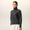 Maglione grigio in lana con collo a imbuto e Ami de Coeur a contrasto Maglione grigio in lana con collo a imbuto e Ami de Coeur a contrasto