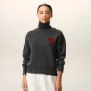Maglione grigio in lana con collo a imbuto e Ami de Coeur a contrasto Maglione grigio in lana con collo a imbuto e Ami de Coeur a contrasto