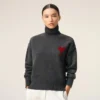 Maglione grigio in lana con collo a imbuto e Ami de Coeur a contrasto Maglione grigio in lana con collo a imbuto e Ami de Coeur a contrasto