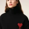 Maglione nero in lana con collo a imbuto e Ami de Coeur a contrasto Maglione nero in lana con collo a imbuto e Ami de Coeur a contrasto