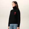 Maglione nero in lana con collo a imbuto e Ami de Coeur a contrasto Maglione nero in lana con collo a imbuto e Ami de Coeur a contrasto