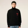 Maglione nero in lana con collo a imbuto e Ami de Coeur a contrasto Maglione nero in lana con collo a imbuto e Ami de Coeur a contrasto