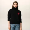 Maglione nero in lana con collo a imbuto e Ami de Coeur a contrasto Maglione nero in lana con collo a imbuto e Ami de Coeur a contrasto