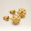 Orecchini a bottone in ottone dorato con perla Orecchini a bottone in ottone dorato con perla