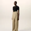 Pantaloni beige in lana vergine a vita alta e gamba larga