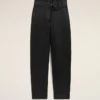 Pantaloni con cintura in raso nero e fibbia
