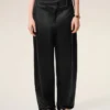 Pantaloni con cintura in raso nero e fibbia