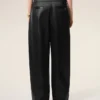 Pantaloni con cintura in raso nero e fibbia