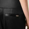 Pantaloni con cintura in raso nero e fibbia