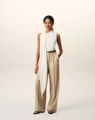 Pantaloni larghi a vita alta in lana vergine beige con due pieghe