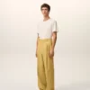 Pantaloni larghi a vita bassa in lana vergine gialla