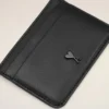 Portacarte Ami de Coeur in pelle di vacchetta nera Portacarte Ami de Coeur in pelle di vacchetta nera