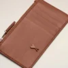 Portacarte con cerniera Ami de Coeur in pelle di vacchetta marrone
