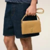 Portafoglio Voulez-Vous in pelle di vacchetta gialla con cinturino